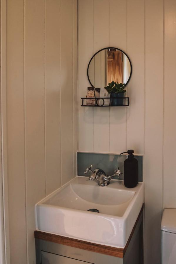 Luxury Shepherd'S Hut On Flower Farm With Outdoor Bath In Mid Cornwall Труро Экстерьер фото